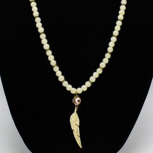 NATURAL STONE NECKLACE WITH METAL FEATHER